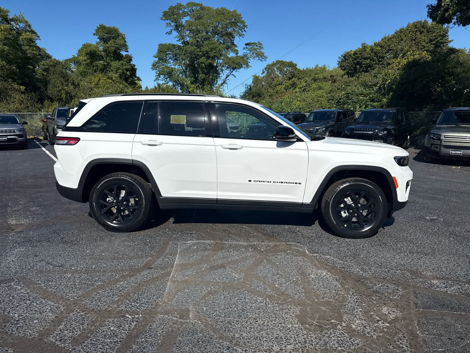 2025 Jeep Grand Cherokee Altitude photo 2