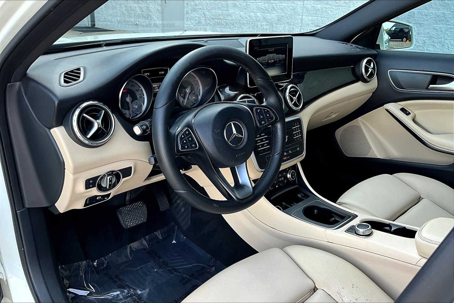 2016 Mercedes Benz GLA 250 photo 14