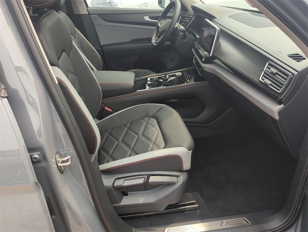 2025 Volkswagen Atlas Peak Edition SE photo 23