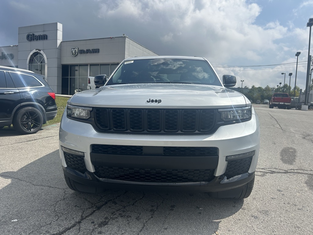 2025 Jeep Grand Cherokee Limited photo 3