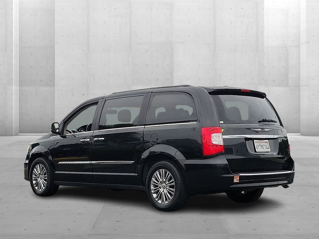 2013 Chrysler Town & Country photo 2