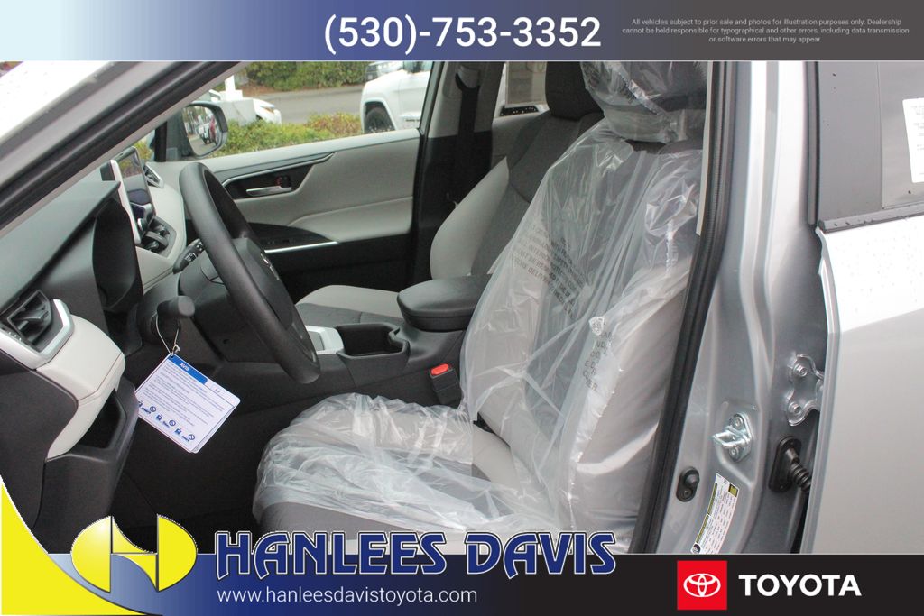 2025 Toyota RAV4 XLE photo 12