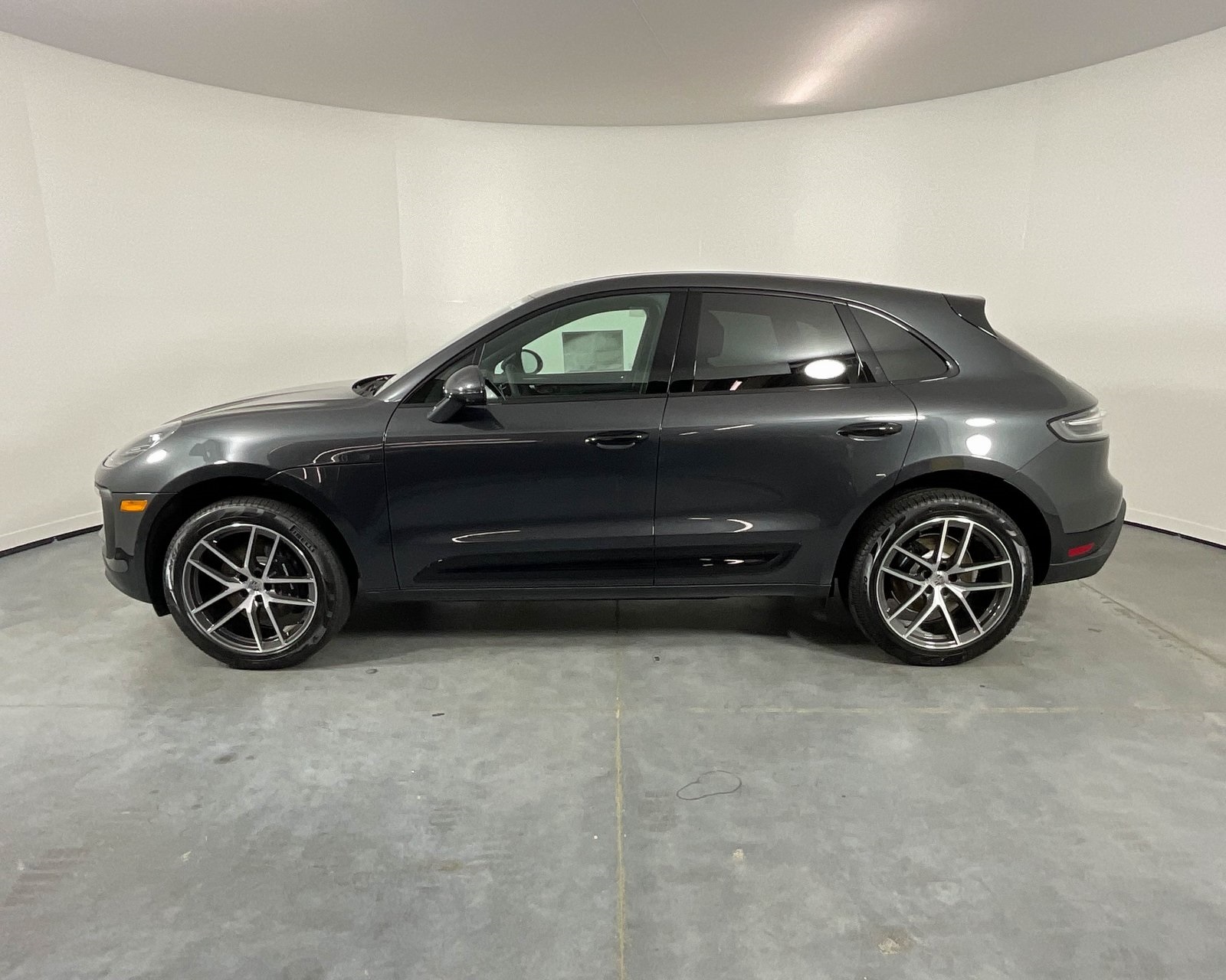 2025 Porsche Macan T photo 2