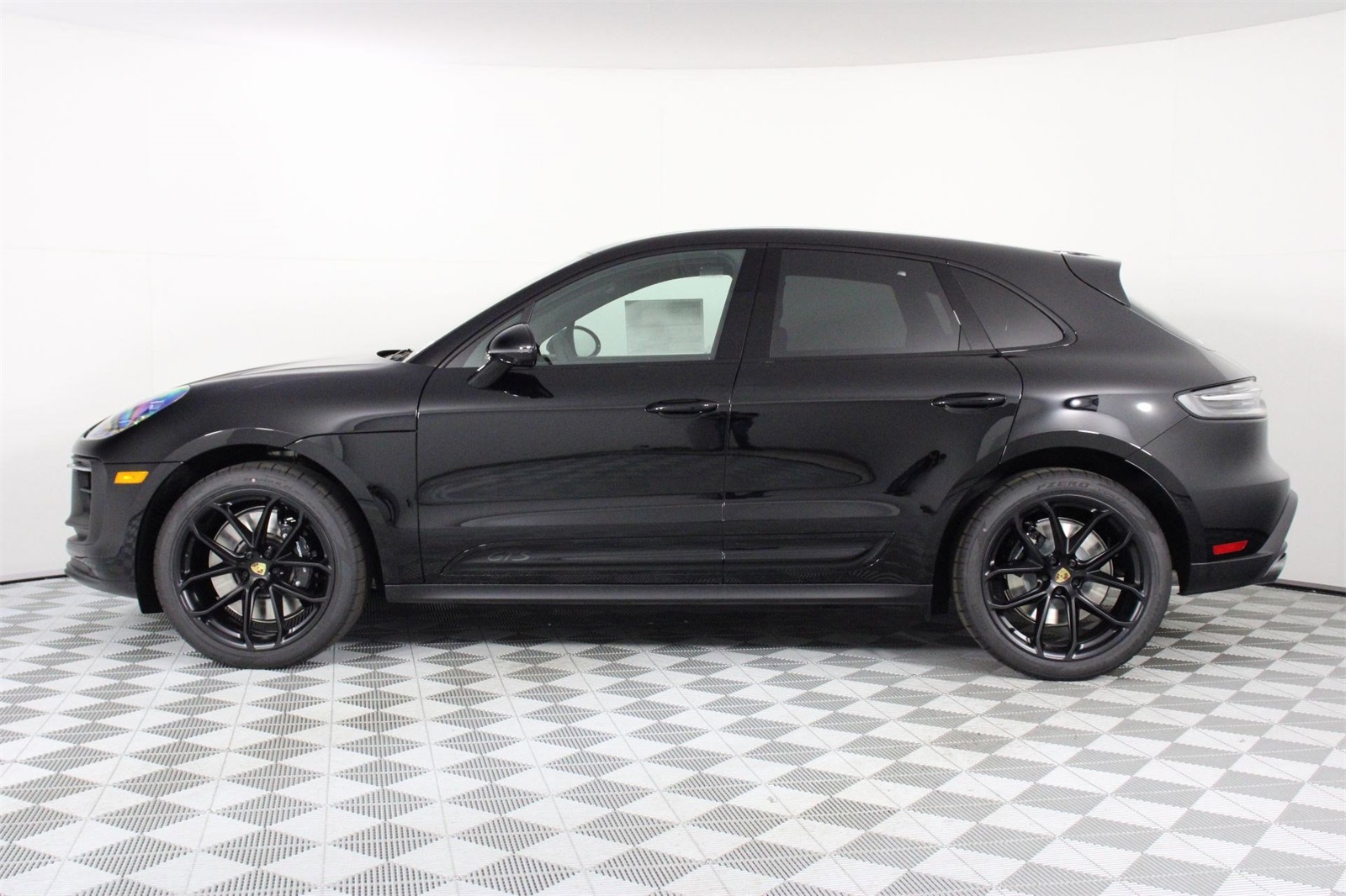 2025 Porsche Macan GTS photo 2