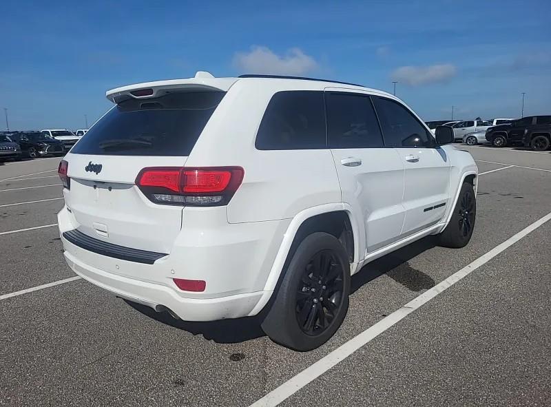 2017 Jeep Grand Cherokee Altitude photo 2