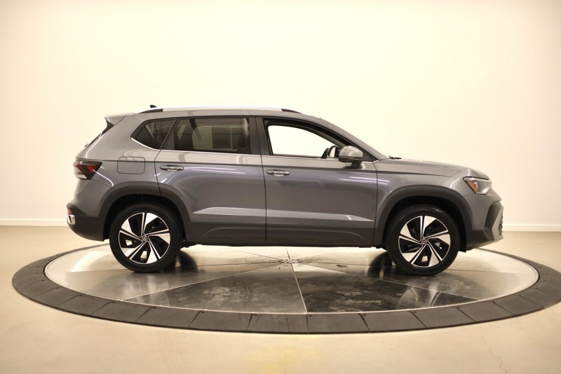 2025 Volkswagen Taos SE photo 2