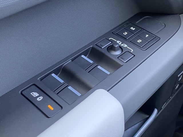 2025 Land Rover Defender 130 S photo 26