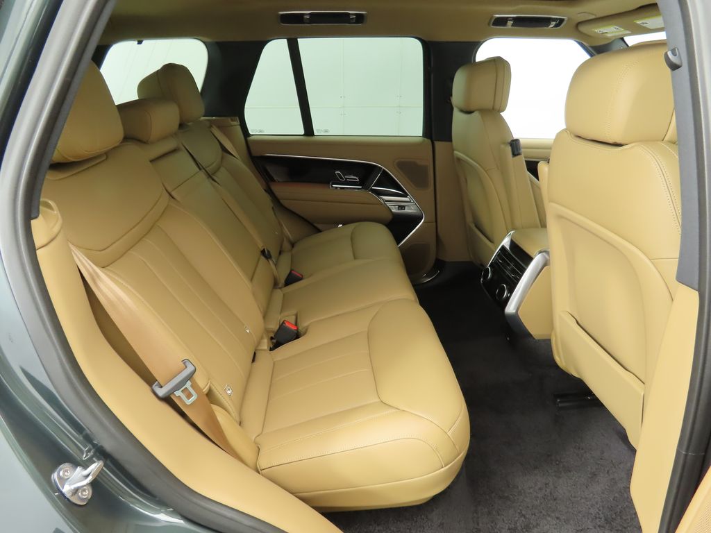 2025 Land Rover Range Rover SE photo 18