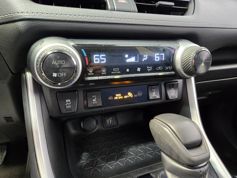 2023 Toyota RAV4 XLE photo 27
