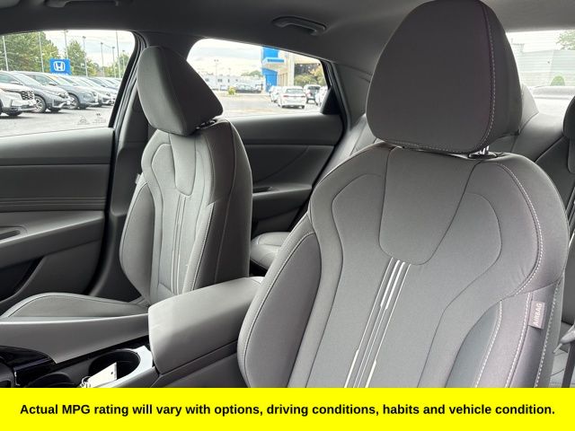2022 Hyundai Elantra SEL Convenience photo 3