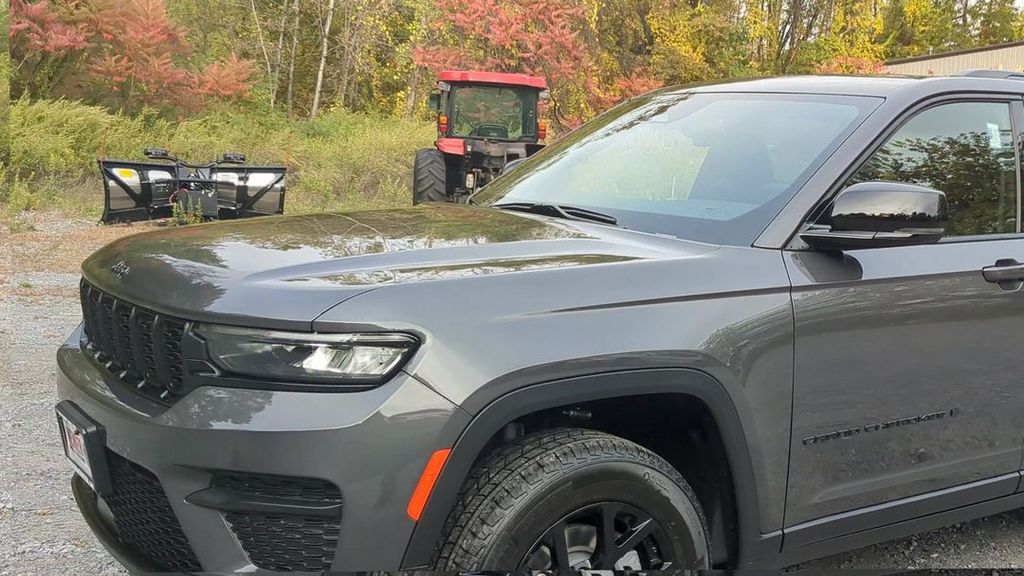 2025 Jeep Grand Cherokee Laredo photo 3