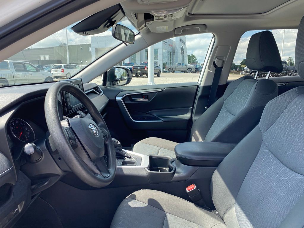 2022 Toyota RAV4 XLE photo 7