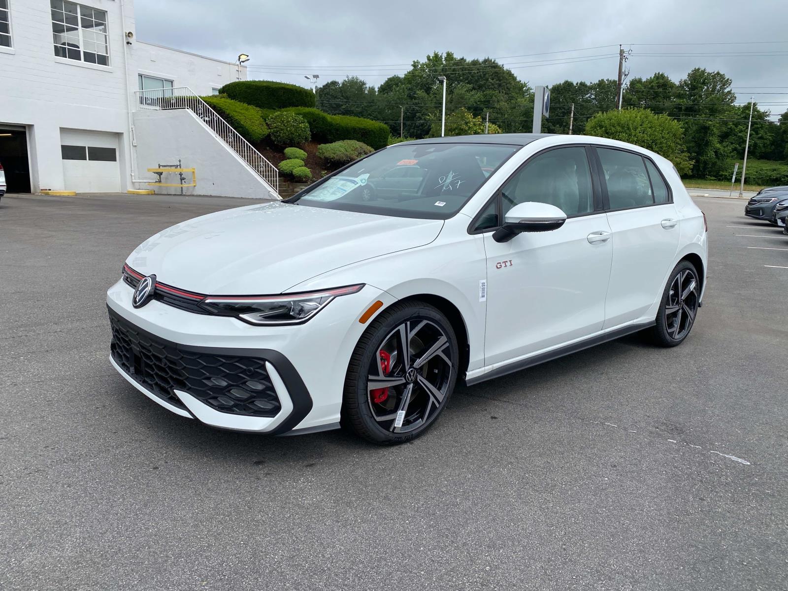 2025 Volkswagen Golf GTI SE's photo