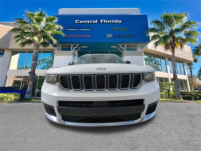 2025 Jeep Grand Cherokee Laredo Altitude photo 2