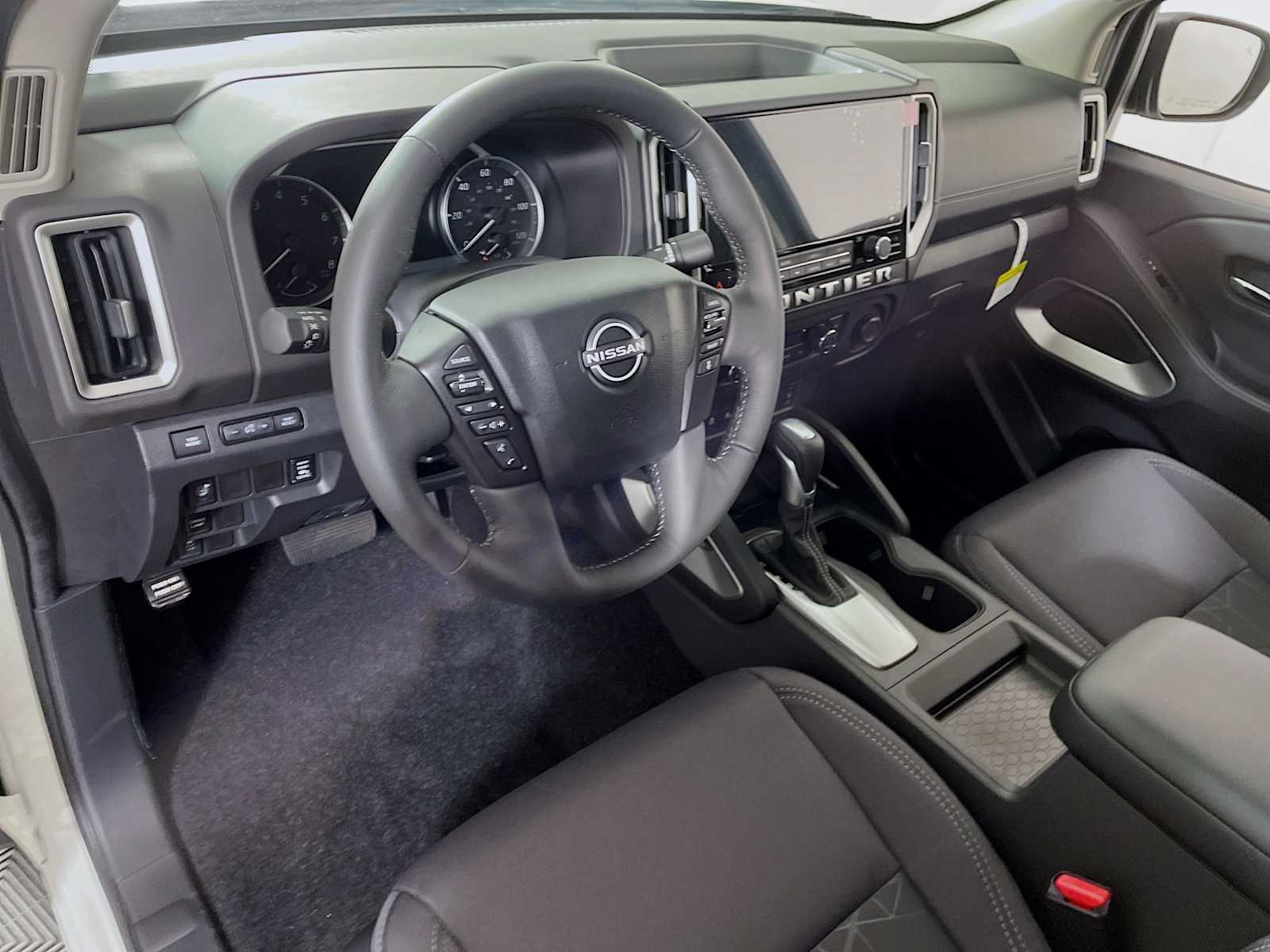 2025 Nissan Frontier SV Crew Cab photo 7