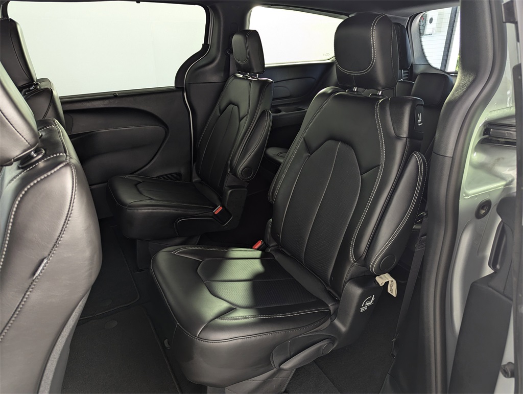 2024 Chrysler Pacifica Touring L photo 26