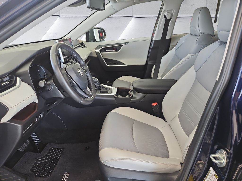 2019 Toyota RAV4 Limited photo 5