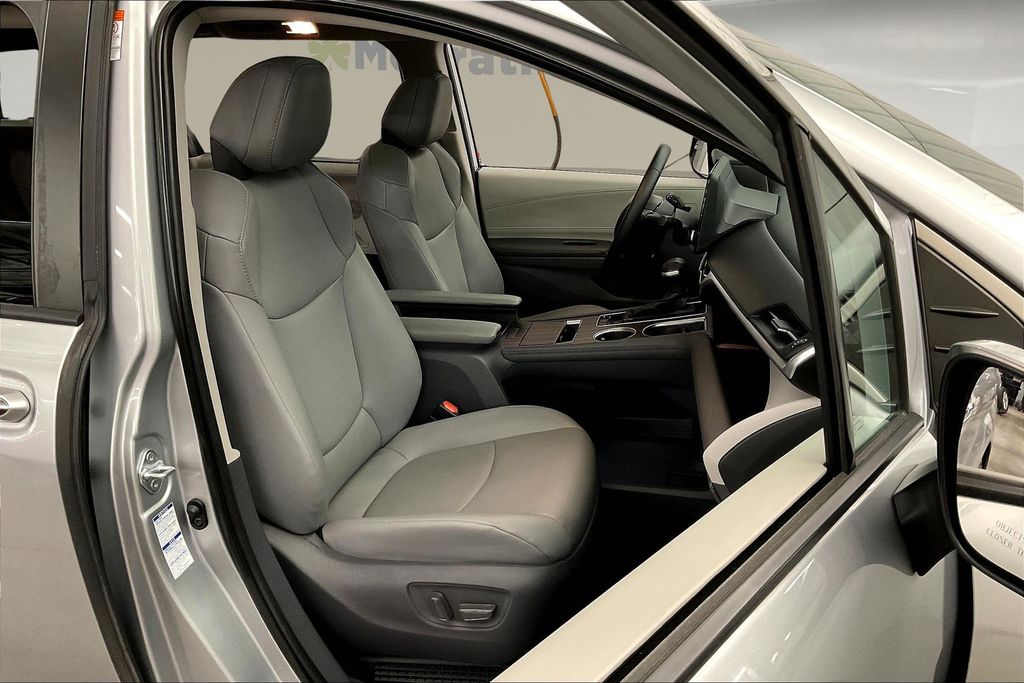 2021 Toyota Sienna XLE photo 8