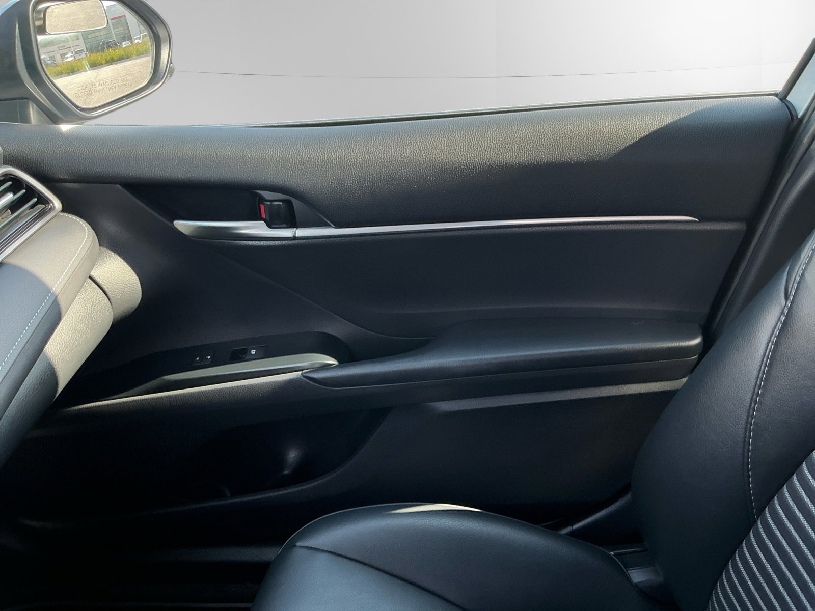 2019 Toyota Camry SE photo 12