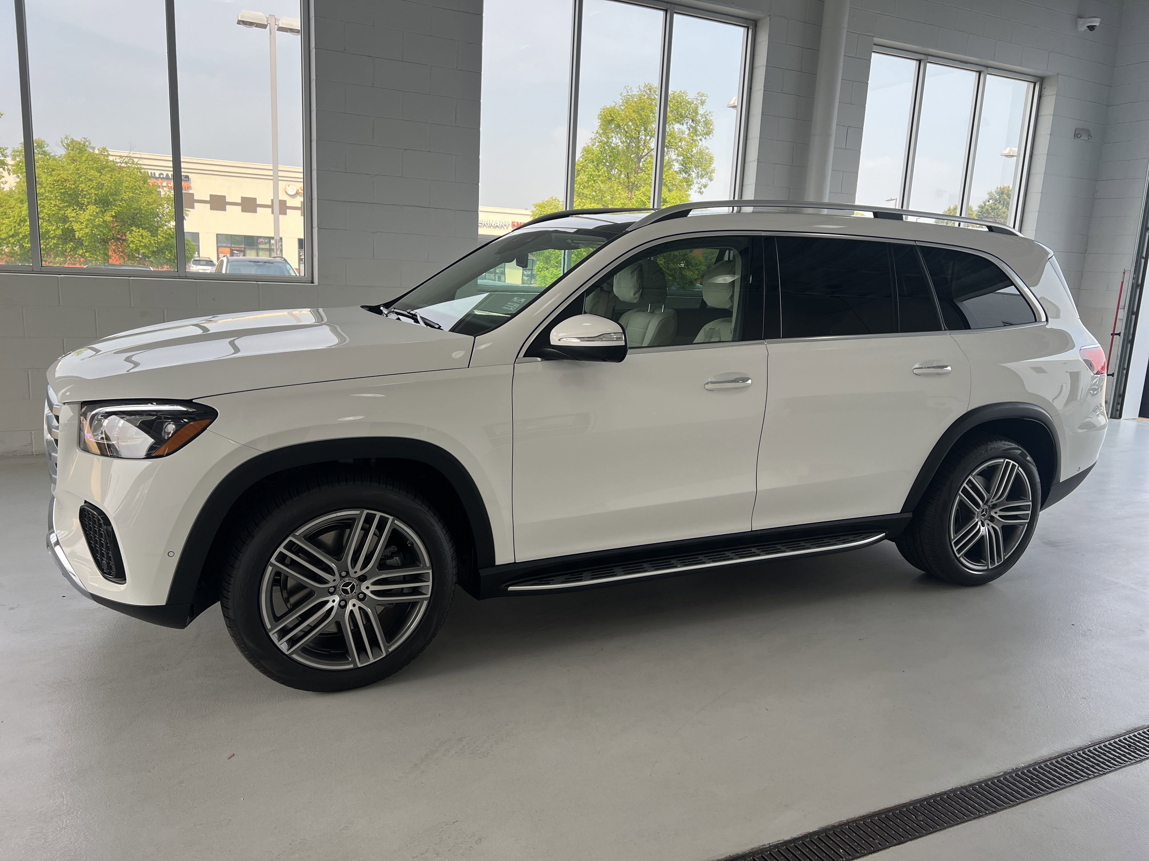 2025 Mercedes Benz GLS 450 4MATIC photo 2