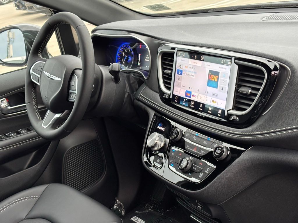 2026 Chrysler Pacifica photo 22
