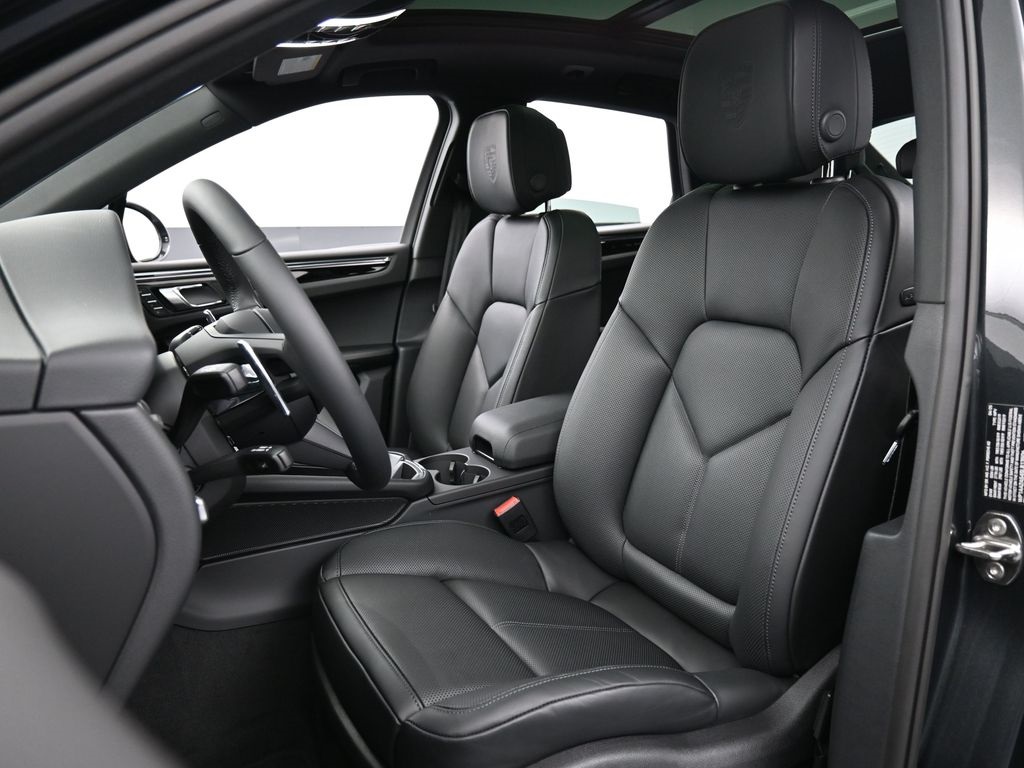 2025 Porsche Macan T photo 4