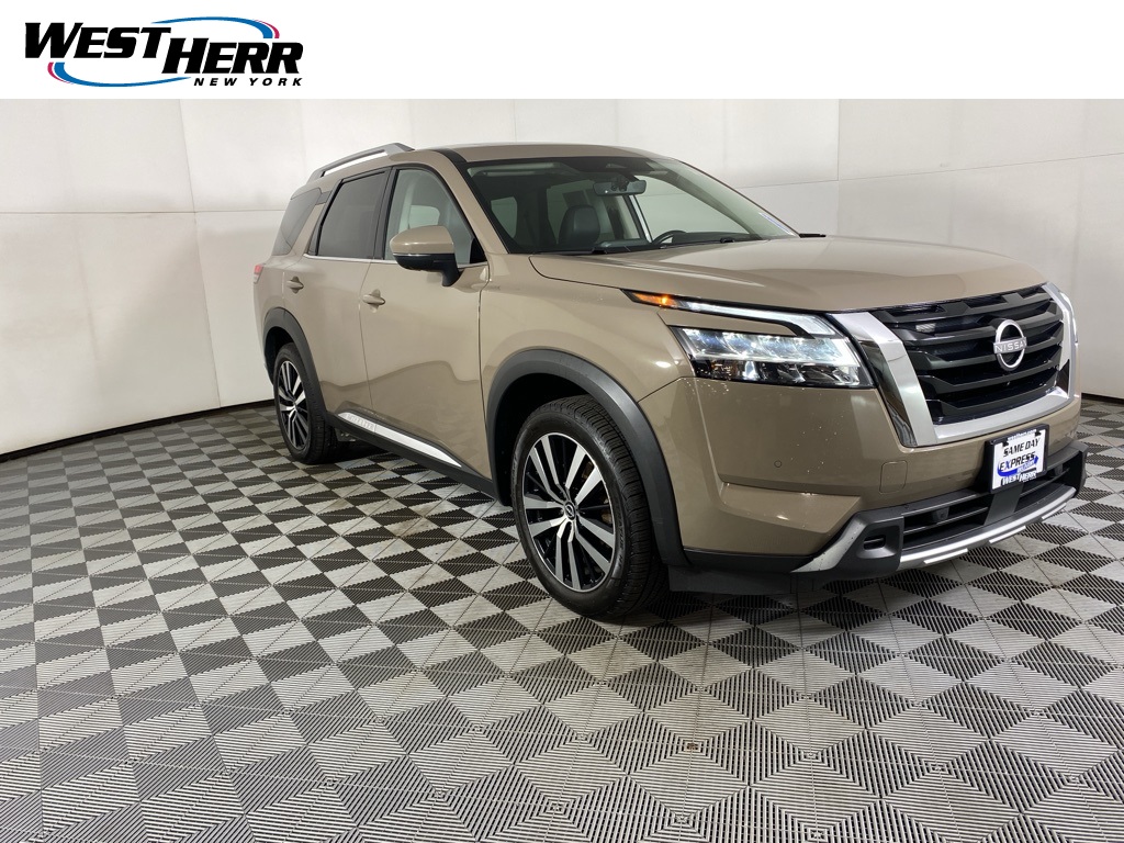 2023 Nissan Pathfinder Platinum's photo