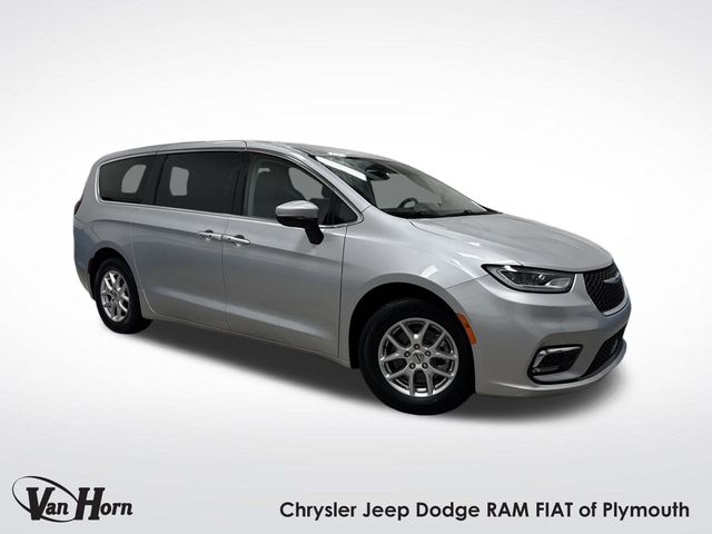 2023 Chrysler Pacifica Touring L's photo