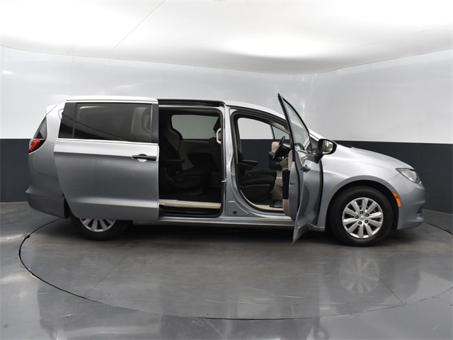 2021 Chrysler Voyager L photo 19