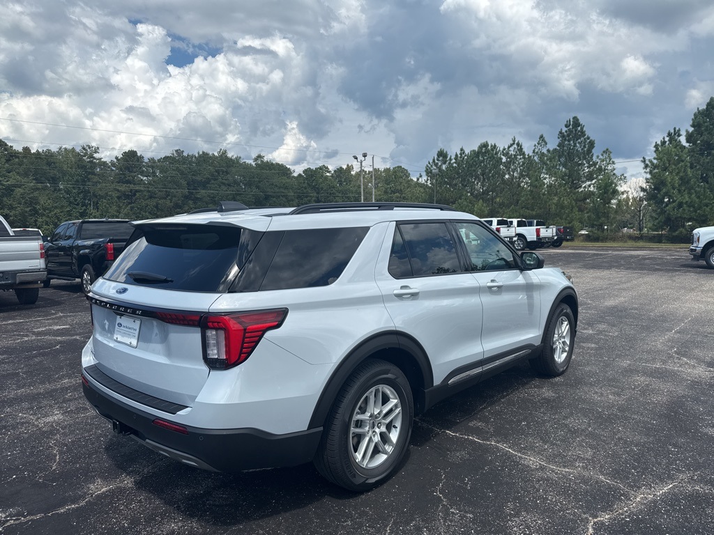 2025 Ford Explorer photo 7