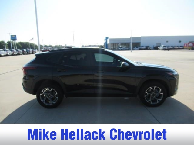 2025 Chevrolet Trax LT photo 8