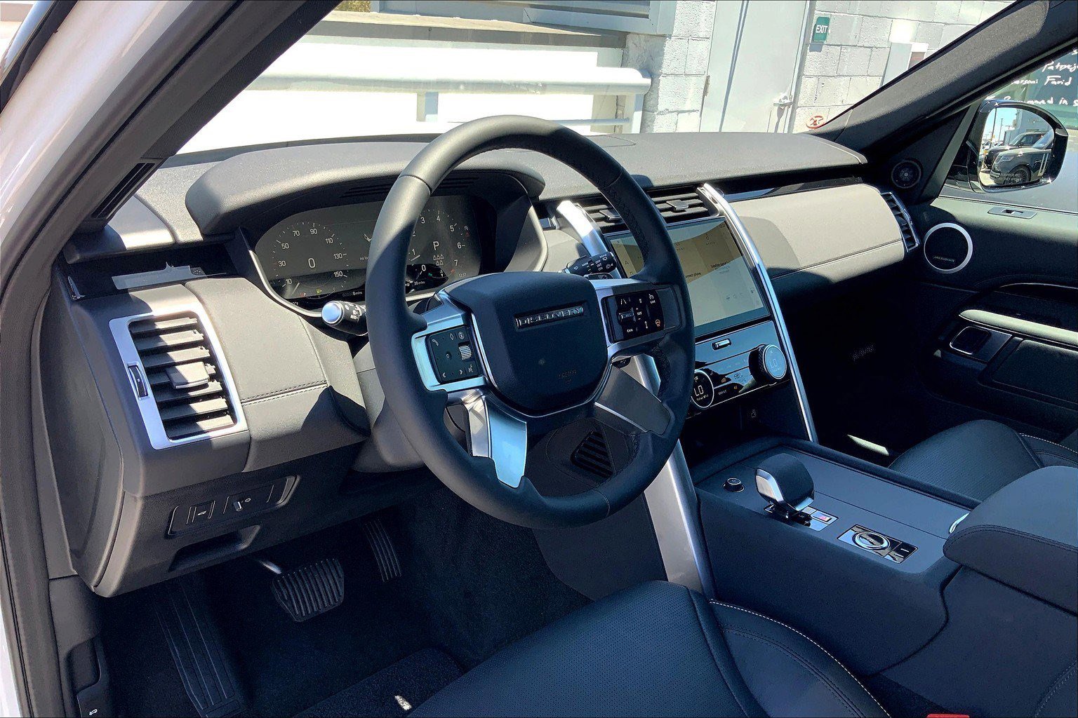 2025 Land Rover Discovery S photo 3