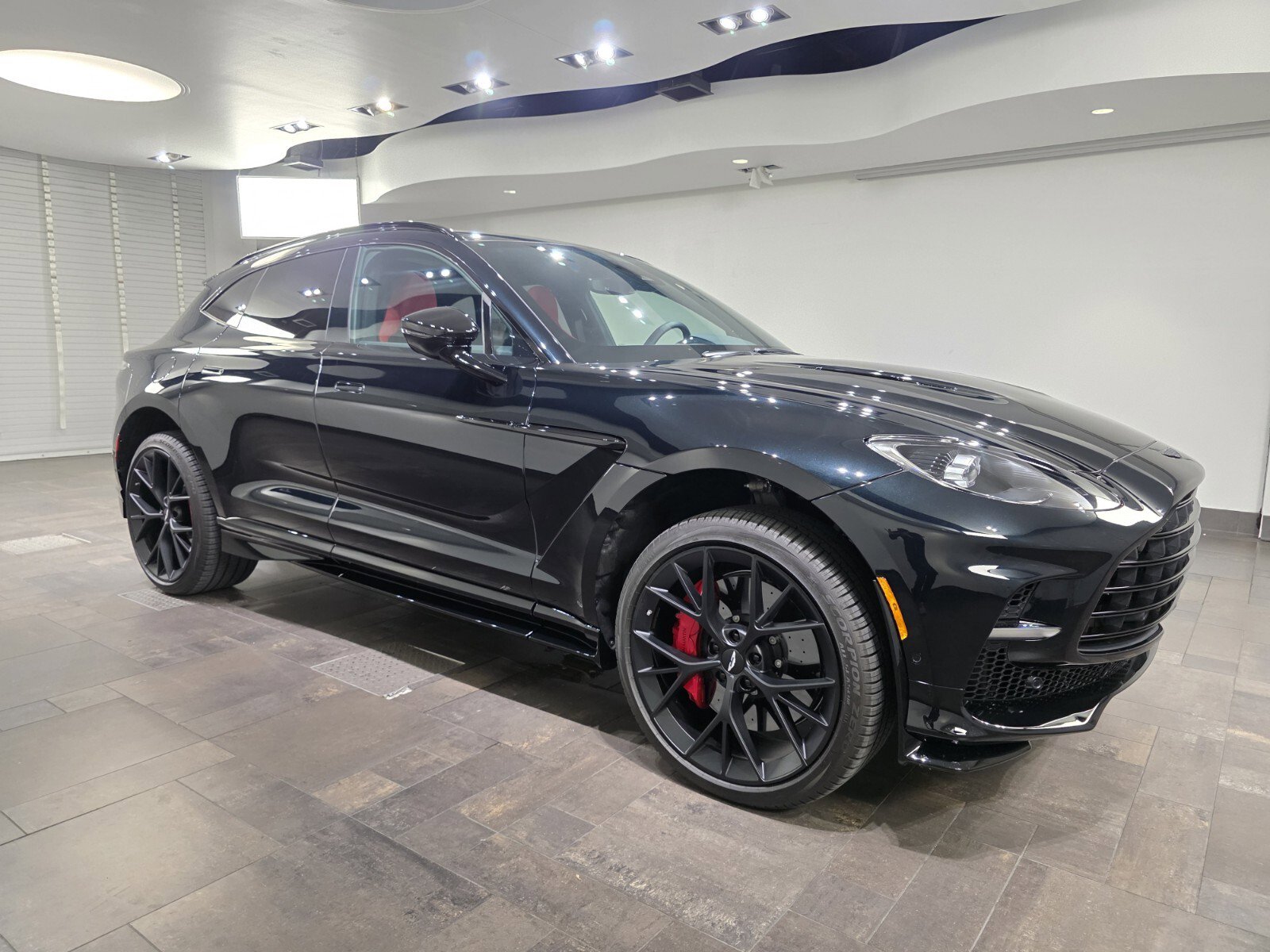 2025 Aston Martin DBX