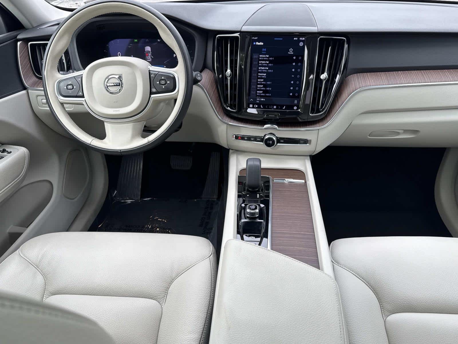 2022 Volvo XC60 Momentum photo 15