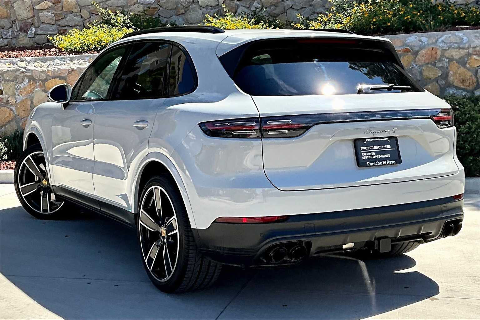 2023 Porsche Cayenne S Platinum Edition photo 2