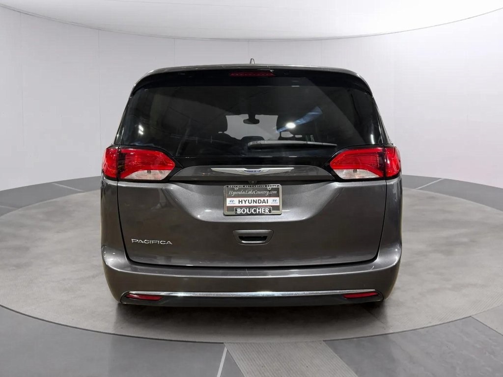 2017 Chrysler Pacifica Touring L photo 4