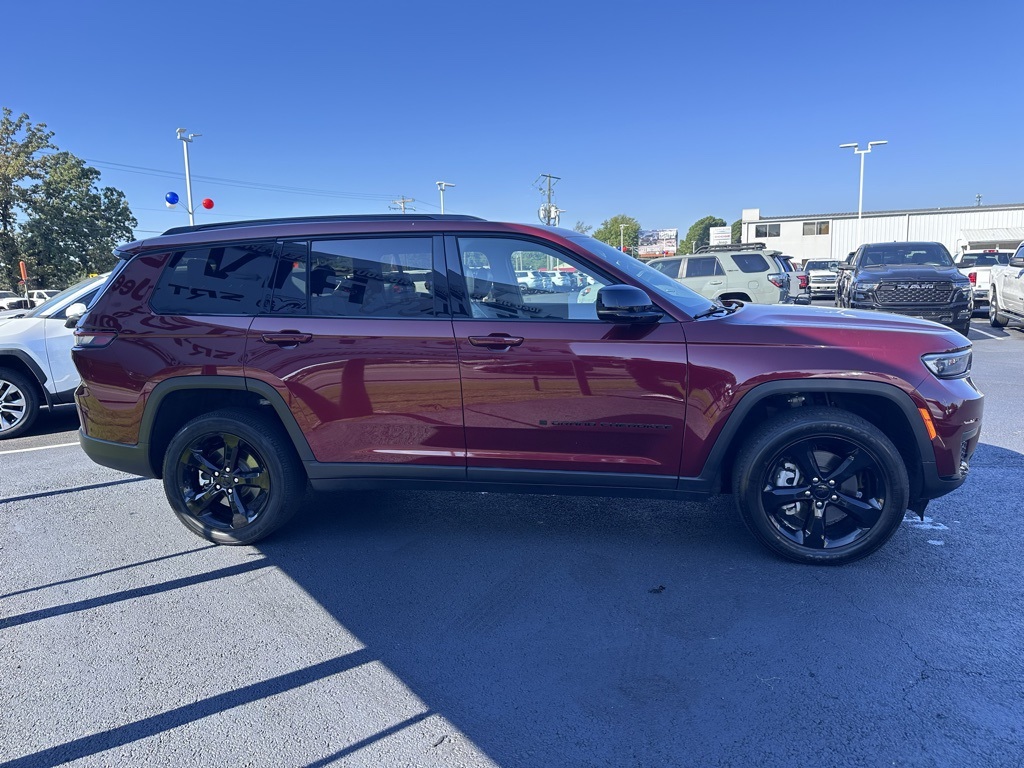 2023 Jeep Grand Cherokee Altitude photo 2
