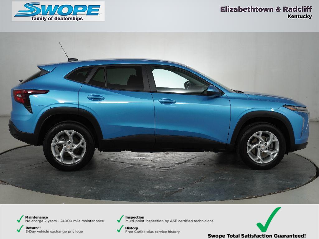 2025 Chevrolet Trax LS photo 2