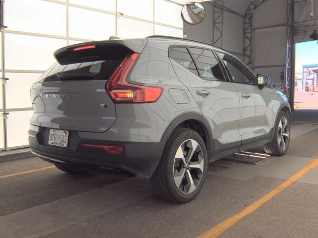 2025 Volvo XC40 Plus photo 3