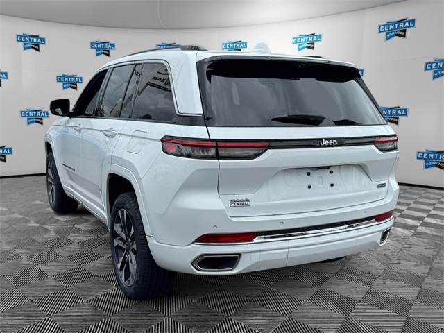 2022 Jeep Grand Cherokee Overland photo 2