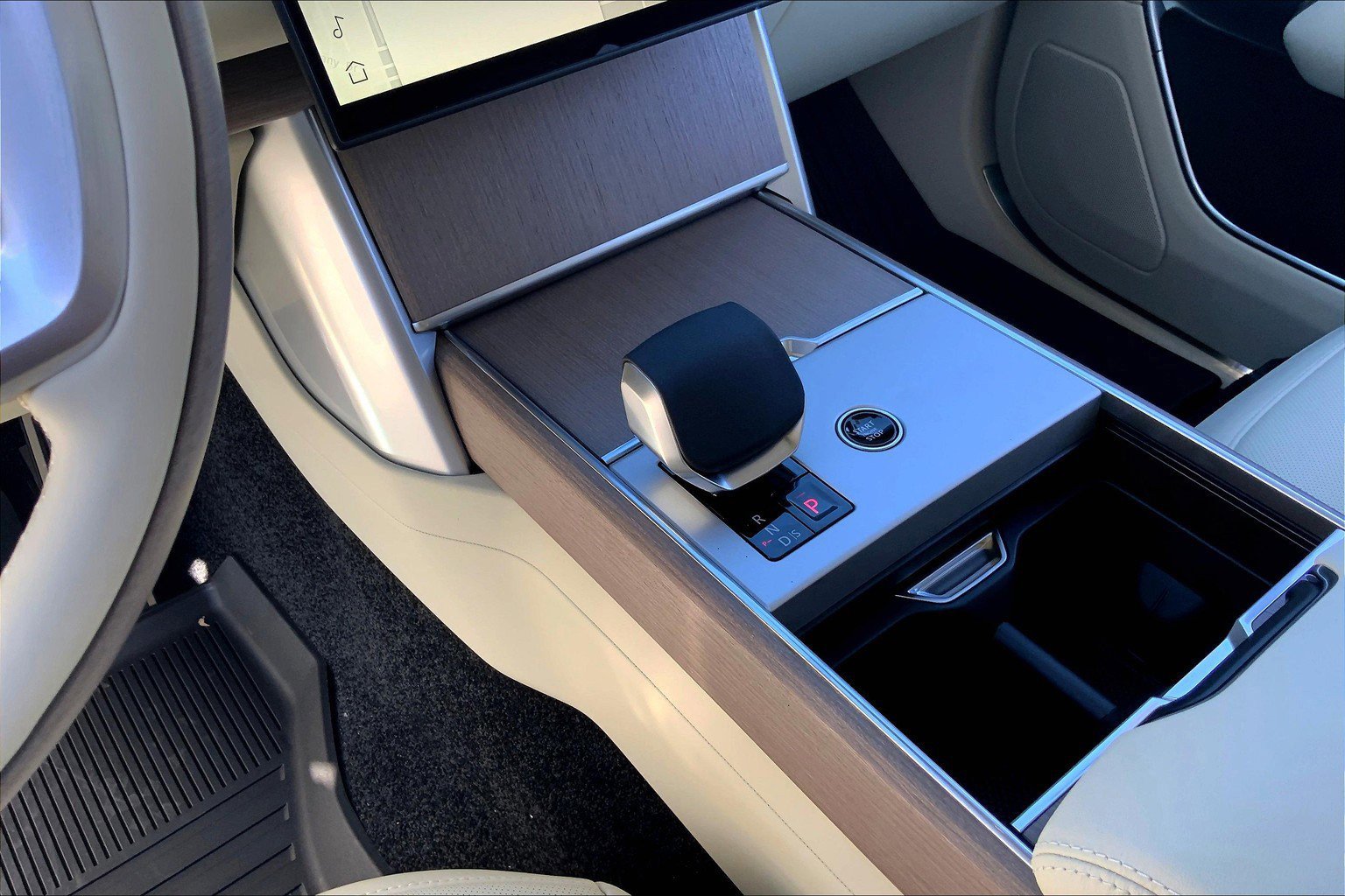 2025 Land Rover Range Rover SE photo 4