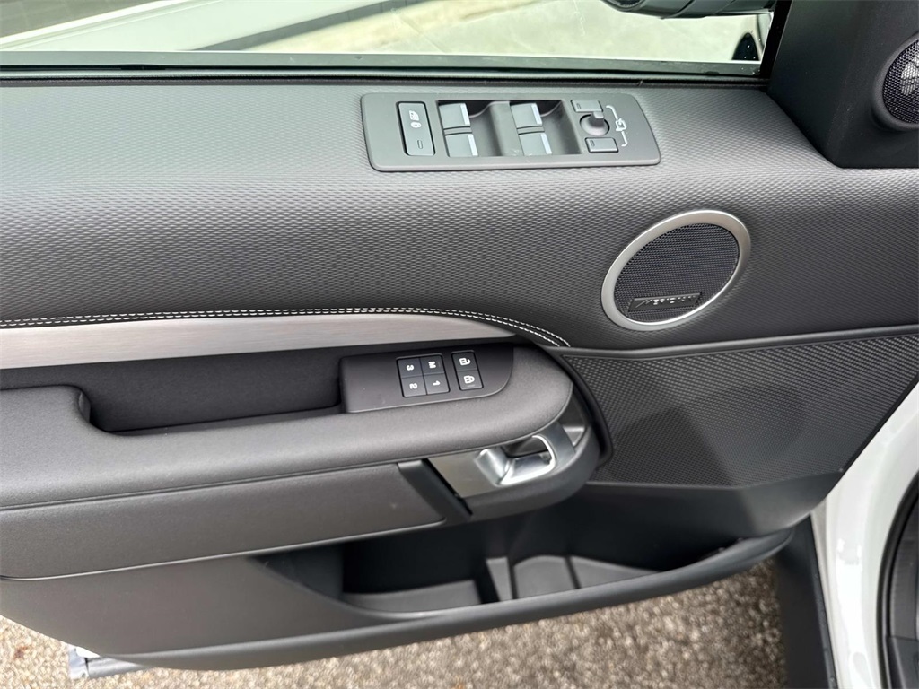 2025 Land Rover Discovery SE photo 18