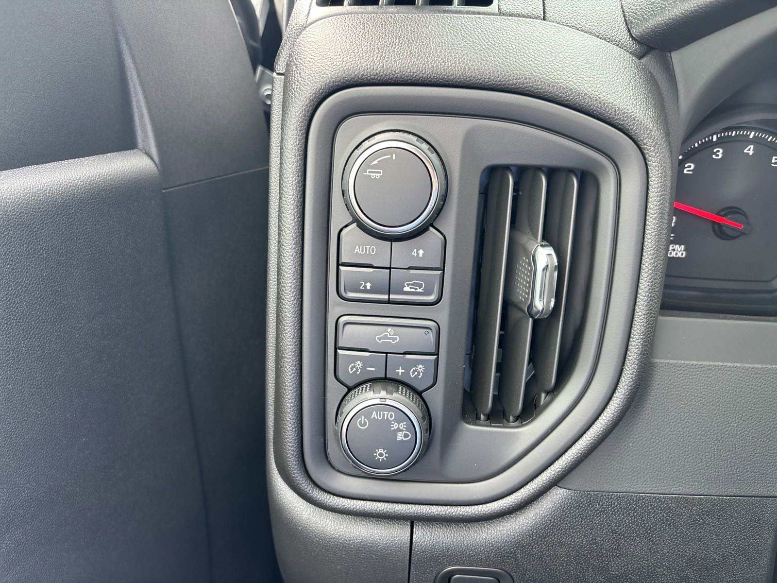 2025 Chevrolet Silverado 1500 Custom photo 14
