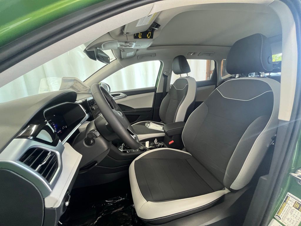 2025 Volkswagen Taos SE photo 8