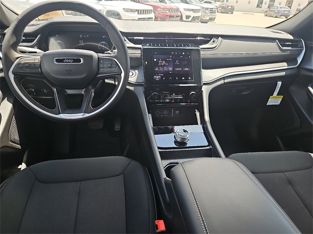 2025 Jeep Grand Cherokee Laredo photo 12