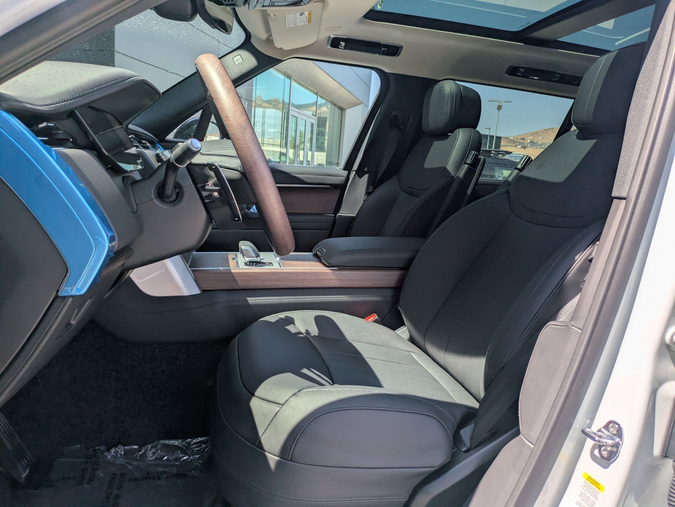 2025 Land Rover Range Rover SE photo 11