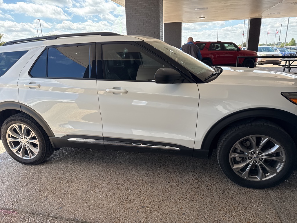 2023 Ford Explorer XLT photo 3