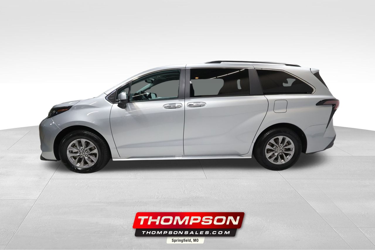 2025 Toyota Sienna XLE's photo
