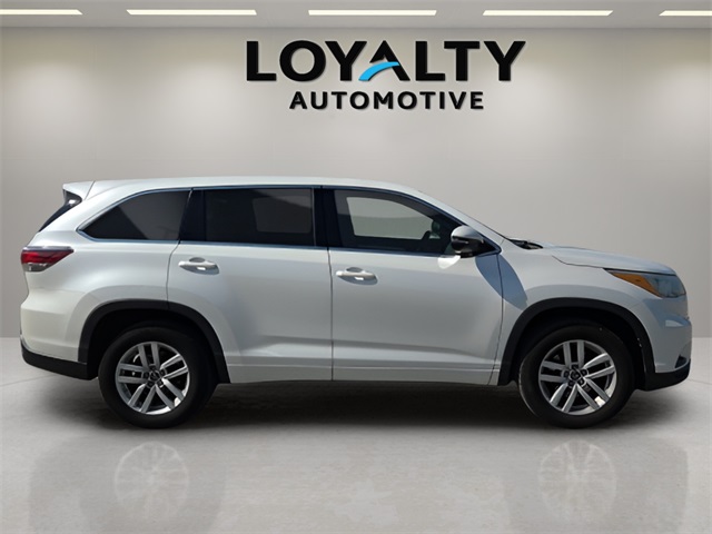 2016 Toyota Highlander LE photo 6