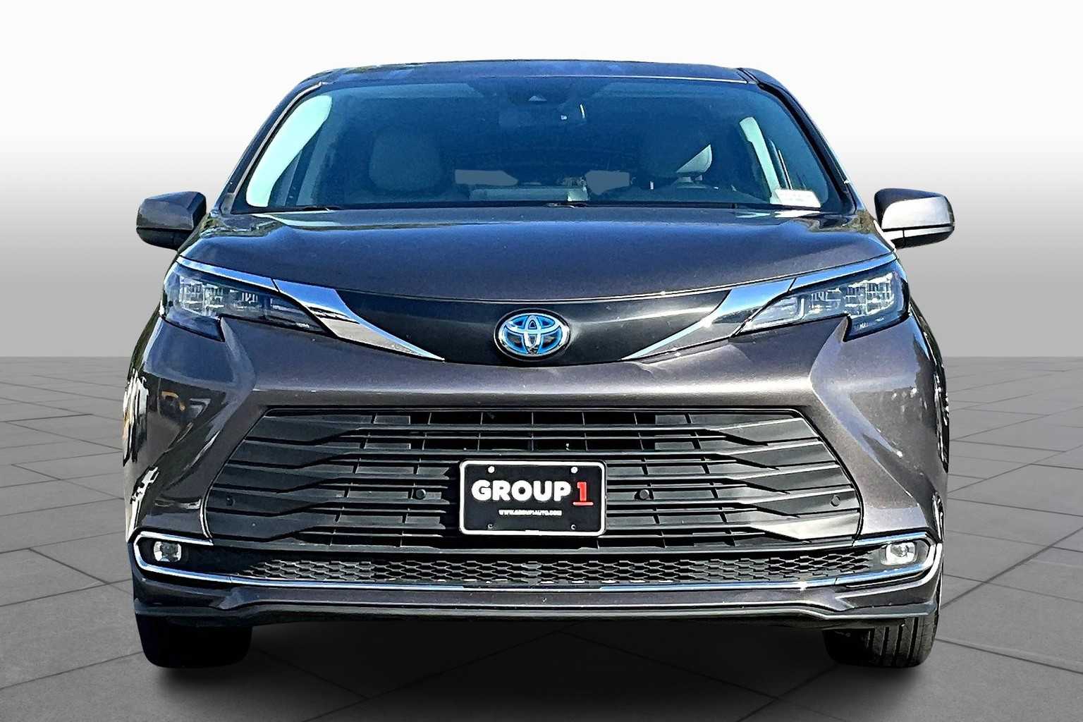 2024 Toyota Sienna XLE photo 3